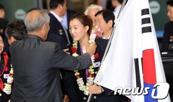 본문 이미지 - 2012 런던 올림픽 여자 태권도 67㎏급에서 금메달을 따고 귀국하는 황경선 선수. 뉴스1