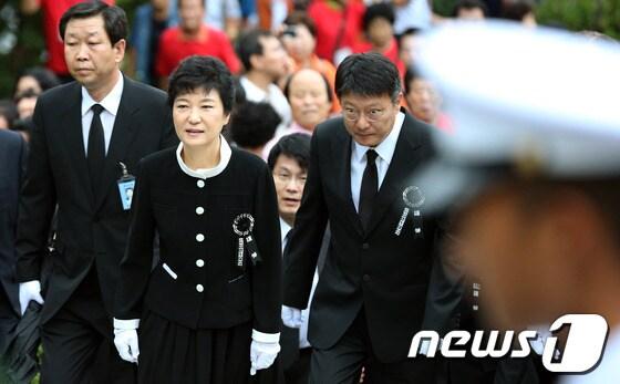 본문 이미지 - 광복절인 15일 서울 동작동 국립현충원에서 열린 故 육영수여사 38주기 추도식에서 박근혜 새누리당 대선경선 후보와 박지만씨가 참배하기위해 묘역으로 걸어가고 있다. 2012.8.15/뉴스1 © News1 이종덕 기자