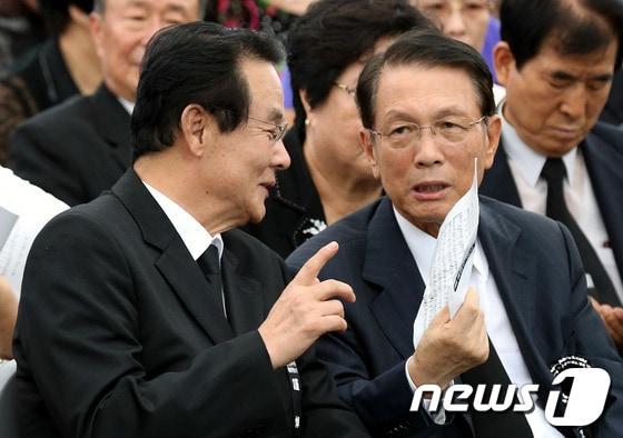 본문 이미지 - 광복절인 15일 서울 동작동 국립현충원에서 열린 故 육영수여사 38주기 추도식에 참석한 김기춘 청와대 비서실장&#40;오른쪽&#41;이 홍사덕 전 박근혜캠프 공동선대위원장과 이야기를 나누고 있다. 2012.8.15/뉴스1 © News1 이종덕 기자