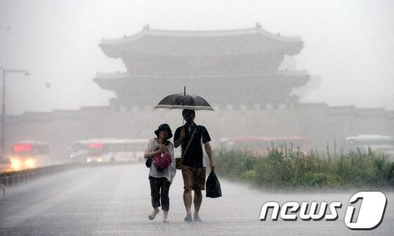 본문 이미지 - 서울 광화문광장에서 우산을 쓴 시민들이 발걸음을 재촉하고 있다.  © News1   박세연 기자