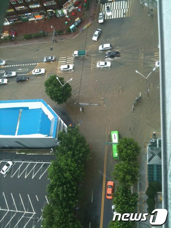 본문 이미지 - 광복절인 지난해 8월 15일 서울 지역에 150㎜가 넘는 폭우가 쏟아지면서 시내 곳곳에 침수 피해가 발생했다.  사진은 이날 소셜네트워크에서 크게 회자된 물에 잠긴 강남역 인근 도로. (사진출처=트위터@multitab) © News1   이동원 기자