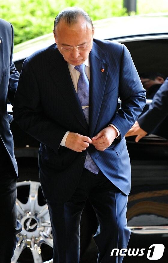 본문 이미지 - 횡령ㆍ배임 등 혐의로 기소된 한화그룹 김승연 회장이 16일 오전 서울 마포구 서부지방법원에서 열린 선고공판에 출석하고 있다. 2012.8.16/뉴스1 © News1 한재호 기자