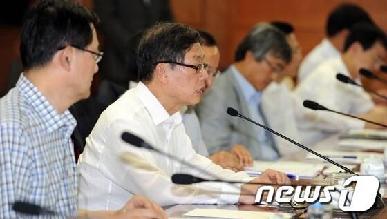 본문 이미지 - 김황식 국무총리가 16일 오후 서울 세종로 정부중앙청사에서 열린 제1회 산업융합발전위원회를 주재하고 있다. 2012.8.16/뉴스1 © News1 허경 기자