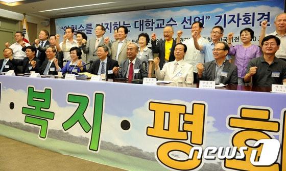 본문 이미지 - 17일 오전 서울 중구 프레스센터에서 열린 '안철수를 지지하는 대학교수 선언' 기자회견에서 참석자들이 파이팅을 외치고 있다. 왼쪽부터 심의섭 명지대, 김성주 성균관대, 김향기 성신여대, 김길연 서경대, 이장희 한국외대, 노정선 연세대, 윤용희 경북대, 강승규 우석대, 맹성열 우석대 교수. 2012.8.17/뉴스1 © News1 박세연 기자