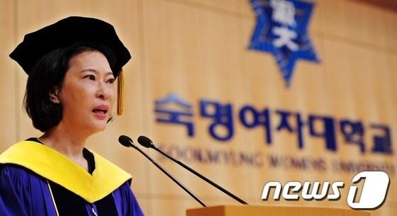 본문 이미지 - 한영실 숙명여자대학교 당시 총장이 지난해 8월17일 2011 후기 학위수여식에서 축사하고 있다./뉴스1 © News1 이정선 기자