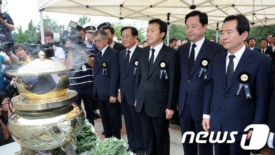 본문 이미지 - 민주통합당 대선 경선 후보들이 18일 오전 서울 동작동 국립현충원에서 열린 故 김대중 대통령 서거 3주기 추도식에 참석해 참배를 하고 있다. &#40;오른쪽부터&#41; 정세균, 김두관, 손학규, 박준영, 문재인. 2012.8.18/뉴스1 © News1 박지혜 기자