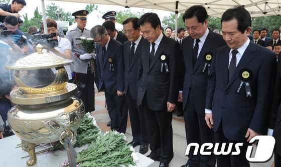 본문 이미지 - 민주통합당 대선 경선 후보들이 8월 18일 오전 서울 동작동 국립현충원에서 열린 故 김대중 대통령 서거 3주기 추도식에 참석해 헌화 후 묵념을 하고 있다. (오른쪽부터) 정세균, 김두관, 손학규, 박준영, 문재인. 2012.8.18/뉴스1 © News1 박지혜 기자