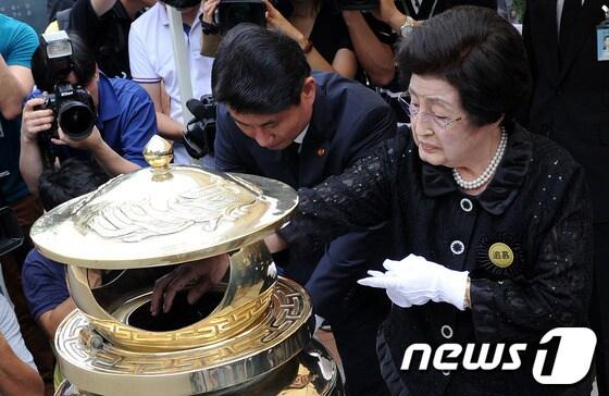 본문 이미지 - 18일 오전 서울 동작구 국립서울현충원에서 열린 故김대중 대통령 서거 3주기 추도식에서 이희호 여사가 분향을 하고 있다. 2012.8.18/뉴스1 © News1   박지혜 기자