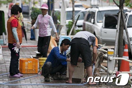 본문 이미지 - 군산시청 직원들이 수해복구 작업을 하고 있다. © News1