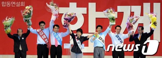 본문 이미지 - 18일 오후 경기도 안양시 동안구 안양실내체육관에서 열린 새누리당 제18대 대통령후보자 선거 경기 합동연설회에서 황우여 대표와 후보자들이 꽃다발을 들고 인사를 하고 있다. 왼쪽부터 김수한 경선관리위원장, 김태호, 안상수, 박근혜, 김문수, 임태희 후보, 황우여 대표. 2012.8.18/뉴스1 © News1 박세연 기자