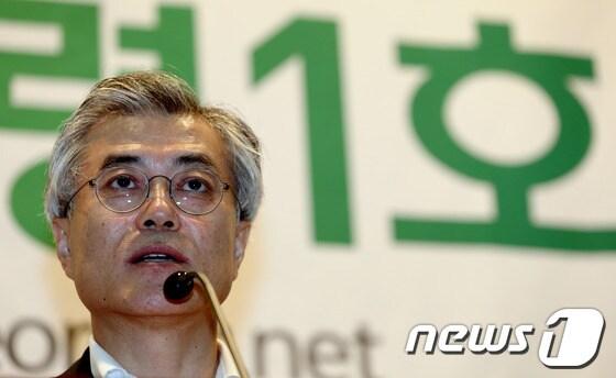 본문 이미지 - 문재인 민주통합당 대선 경선 후보가 19일 오전 서울 여의도 국회 헌정기념관에서 시민 블로거와의 대화를 하고 있다. 2012.8.19/뉴스1 © News1 박정호 기자