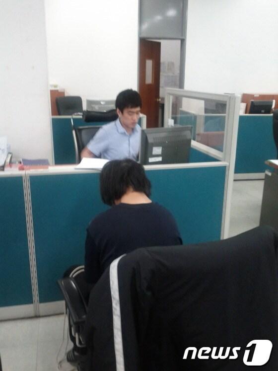 본문 이미지 - 의정부역에서 흉기 난동을 부린 용의자 유모씨가 19일 오후 의정부경찰서에서 조사받고 있다. © News1