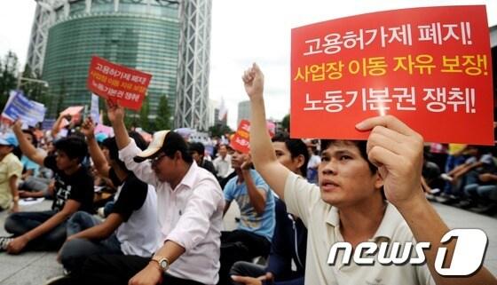 본문 이미지 - &#39;이주노동자 노예노동 강요하는 고용노동부 지침 철회를 위한 비상대책위원회&#39; 회원들과 이주노동자들이 19일 서울 보신각 앞에서 고용허가제 폐지와 사업장 이동 자유를 요구하고 있다. 2012.8.19/뉴스1 © News1 이정선 기자