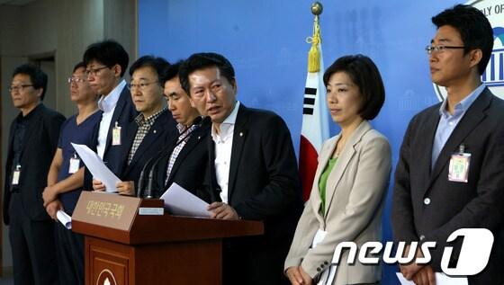 본문 이미지 - 민주통합당 정청래 의원이 해직 언론인들과 함께 2일 오전 서울 여의도 국회 정론관에서 '이명박 정권의 언론장악 관련 해직언론인 등의 복직 및 명예회복 등에 관한 특별법' 대표 발의 기자회견을 하고 있다. 2012.8.2/뉴스1 © News1 박정호 기자