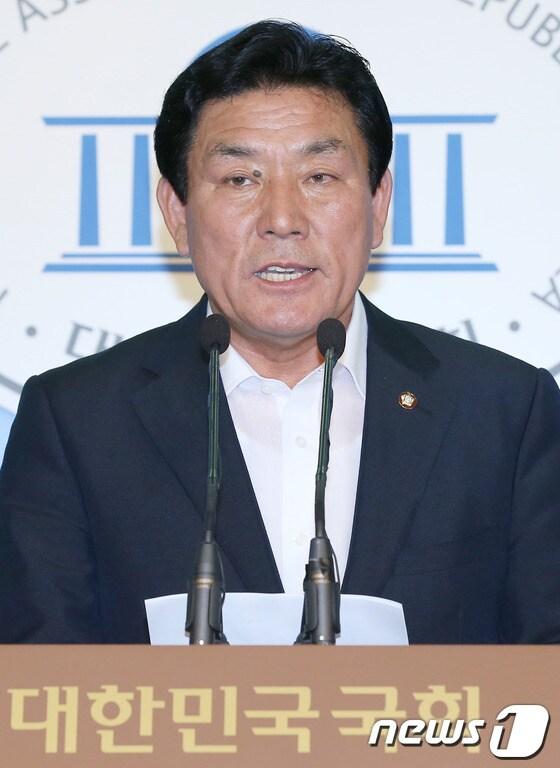 본문 이미지 - 4·11 총선 당시 선진통일당 비례대표 공천과 관련 50억원의 차입금 제공을 약속했다는 혐의를 받고 중앙선거관리위원회로 부터 고발당한 선진통일당 김영주 의원이 2일 오후 서울 여의도 국회 정론관에서 기자회견을 갖고 있다. 2012.8.2/뉴스1 © News1 양동욱 기자