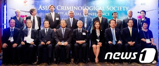 본문 이미지 - 20일 오후 서울 소공동 롯데호텔에서 제4차 아시아범죄학대회에 참가한 김기용 경찰청장(앞줄 오른쪽 두번째부터), 권재진 법무부 장관, 파차라 끼디아퍄 마히돌(Bajarakityabha Mahidol) 태국공주 등이 기념촬영을 하고 있다. © News1 김성광 인턴기자