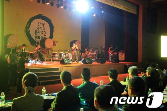 본문 이미지 - 지난해 8월 광주 서구 김대중컨벤션센터에서 열린 ‘2012아시아문화주간 및 아시아문화포럼 개막식’. 광주시 주최, 문화체육관광부 후원으로 광주문화재단이 주관하는 2012아시아문화포럼은 '문화,기술, 그리고 창의성'을 주제로 최광식 문화체육관광부 장관과 강운태 광주시장을 비롯 카자흐스탄, 우즈베키스탄 등 중앙아시아 4개국 문화장·차관 일행, 국내외 문화예술계 인사, 일반시민 등 400여 명이 참석해 열렸다. 2012.8.20 /뉴스1 © News1 김태성 기자