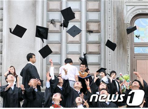 본문 이미지 - 경희사이버대학교 2011학년도 후기 학위수여식. © News1 