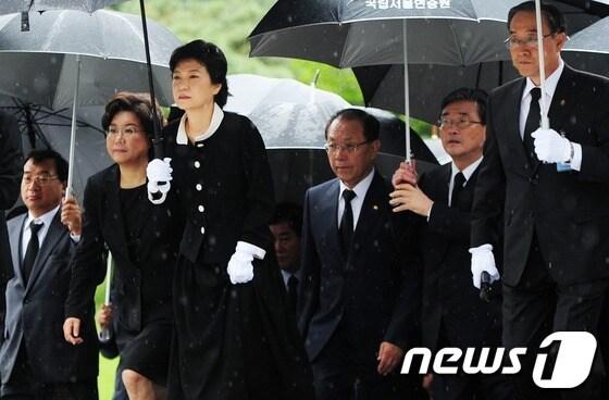 본문 이미지 - 새누리당 대통령 후보로 선출 된 박근혜 후보를 비롯한 새누리당 지도부가 21일 오전 서울 동작구 국립현충원을 참배하기 위해 들어서고 있다. 2012.8.21/뉴스1 © News1 이정선 기자