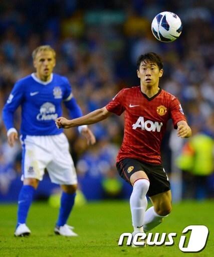 본문 이미지 - 맨유의 일본인 미드필더 가가와 신지가 지난 20일(현지시간) 열린 에버튼과의 EPL 개막전 경기 중 볼을 따내고 있다. ©AFP=News1 