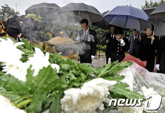 본문 이미지 - 박근혜 새누리당 대선후보가 지난 8월 서울 동작구 국립현충원 김대중 전 대통령 묘소를 참배하고 있다.  © News1 송원영 기자 