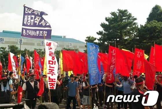 본문 이미지 - 21일 현대자동차 울산공장 본관 앞에서 현대차 사내 하청 노조원들이정규직화를 요구하며 시위를 벌이고 있다. © News1 