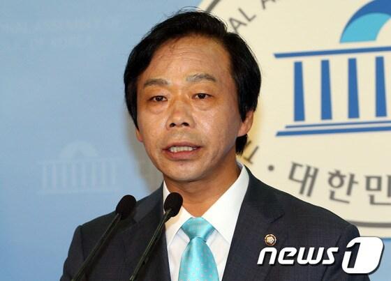 본문 이미지 - 이완영 새누리당 의원. 2012.8.22/뉴스1 © News1 이종덕 기자