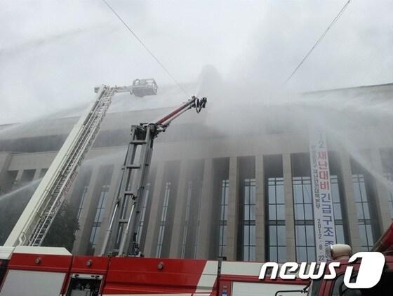 본문 이미지 - 22일 오후 국회 도서관에서 ‘국회 테러·재난대비 긴급구조 종합훈련’이 실시되고 있다. (제공=국회 사무처) © News1 