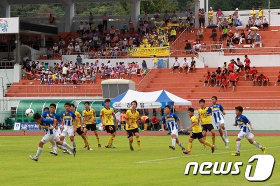 본문 이미지 - 2012년 제48회 추계 한국중등축구연맹전 경기모습./사진제공=영덕군© News1 