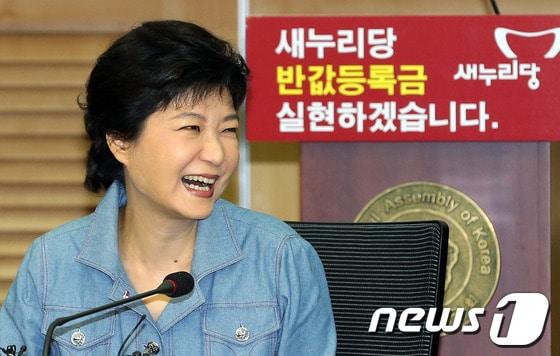 본문 이미지 - 박근혜 새누리당 대선후보가 23일 서울 여의도 국회의사당 의원회관에서 열린 '전국 39개 대학교 총학생회장들과 펼치는 반값등록금 토론회'에 참석해 학생들의 질문에 답변하며 웃고 있다.박 후보는 이 자리에서 학생들에게 반값등록금을 약속했다. 2012.8.23/뉴스1 © News1 이종덕 기자