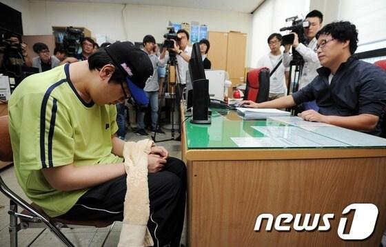 본문 이미지 - 여의도 흉기난동 사건의 피의자 김모 씨(30)가 23일 오전 서울 영등포경찰서 강력3팀에서 조사를 받고 있다. 2012.8.23/뉴스1 © News1 이정선 기자