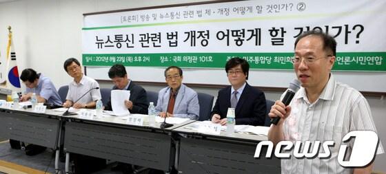 본문 이미지 - 신태섭 민주언론시민연합 공동대표(맨 오른쪽)가 서울 여의도 국회 의정관에서 '뉴스통신 관련 법 개정 어떻게 할 것인가?'를 주제로 열린 올바른 언론 관련 법개정 방향 모색 연속토론회에서 인사말을 하고 있다. 2012.8.23/뉴스1