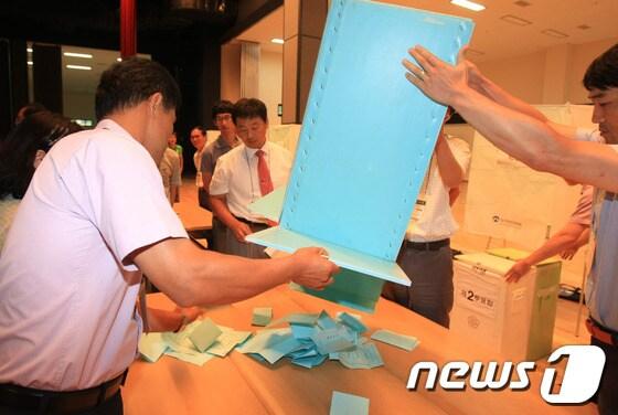 본문 이미지 - 제15대 조선대 총장 선거가 치러지고 있는 23일 오후 조선대 해오름관대강당에서 개표가 이뤄지고 있다. 출사표를 던진 입후보자는 강동완(치의학과)·김하림(중국어문화학과)·서재홍(의학과)·임동윤(의학과)·조병욱(화학공학과) 교수 등 5명이다. 2012.8.23/ 뉴스1 © News1 김태성 기자