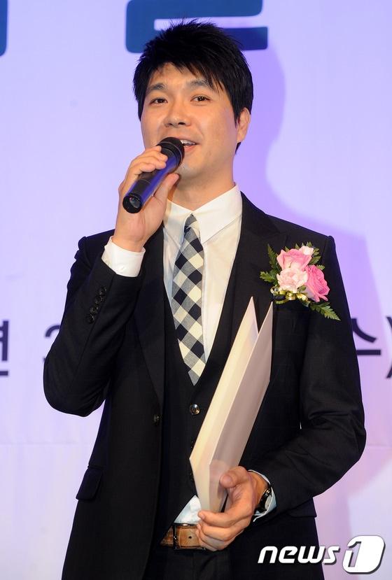 본문 이미지 - 개그맨 박수홍(사진)이 과거 개그우먼 안선영에게 계약결혼을 제의했었다고 고백했다. © News1 