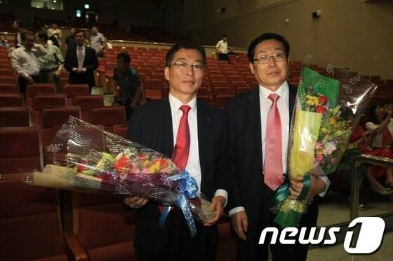 본문 이미지 - 조선대 총장선거에서 1,2위를 차지한 서재홍(의학과.오른쪽) 강동완(치의학과)교수 2012.8.23 /뉴스1 © News1 김태성 기자
