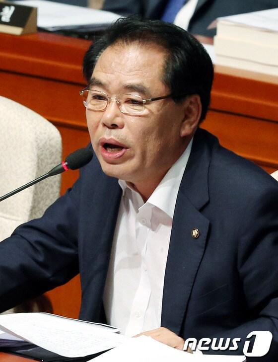 본문 이미지 - 민주통합당 백재현 의원이 24일 오전 서울 여의도 국회에서 열린 예산결산특별위원회 전체회의에 출석해 국무위원들에게 반값등록금과 4대강 관련 질의를 하고 있다. 2012.8.24/뉴스1 © News1 양동욱 기자
