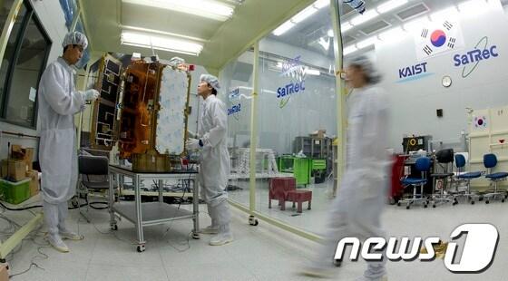 본문 이미지 -   나로호 위성에 실려 발사됐던 과학위성을 만들 당시 대전 카이스트 인공위성연구센터.  2012.8.24/뉴스1 © News1 이명근 기자