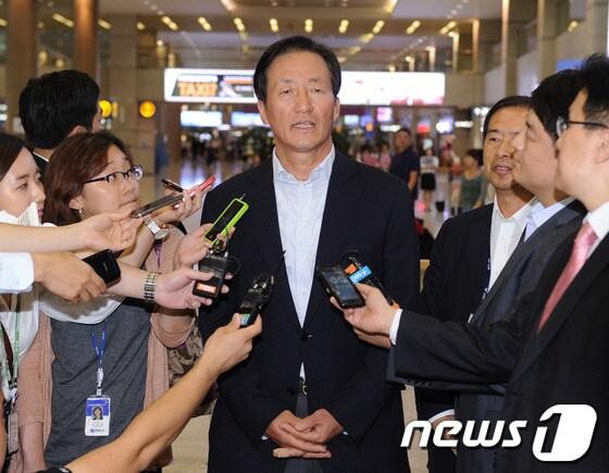 본문 이미지 - 방미한 정몽준 새누리당 국회의원이 24일 오후 인천공항 대합실을 통해 귀국해 취재진의 질문에 대답하고 있다. 박근혜 후보가 새누리당 대선 후보의 핵심 측근인 이정현 새누리당 최고위원이 이재오·정몽준·김문수 등 비박(非朴)계 인사들과 관련해 