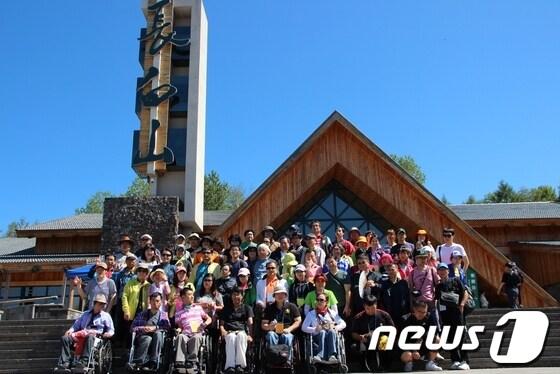 본문 이미지 - 제8회 전국장애인단체활동가대회 참석자들이 백두산 등정을 앞두고 기념사진을 촬영하고 있다. © News1 이준규 기자