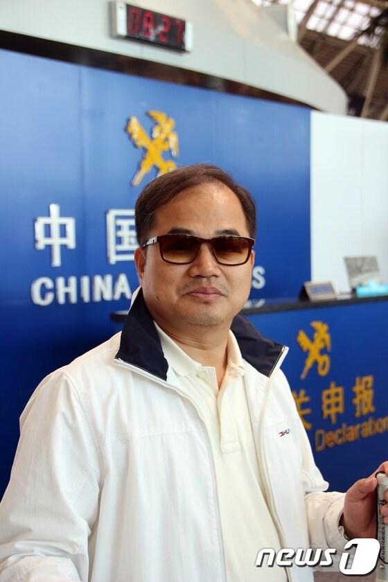 본문 이미지 - 최동익 의원(민주·비례대표)이 제8회 전국장애인활동가대회 참석 도중 중국 선양에서 뉴스1과 인터뷰를 갖고 있다. © News1 이준규 기자