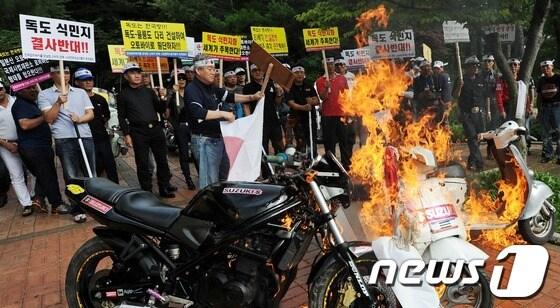 본문 이미지 - 전국모터사이클중앙회 회원들이 25일 오후 서울 남산순환로에서 일본 독도 망언을 규탄하는 '일본산 모터사이클 화형식' 퍼포먼스를 하고 있다. © News1 이명근 기자