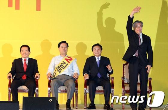 본문 이미지 - 25일 제주시 오라동 한라체육관에서 열린 민주통합당 제 18대 대통령후보선출을위한 제주 경선에 서 1위를 차지한 문재인 후보가 환호하는 대의원들에게 손을 흔들고 있다. 문 후보는 총 유효투표수 2만102표 가운데 1만2023표를 얻어 과반이 넘는 59.8%라는 압도적 득표율로 1위를 차지했다. 2012.8.25/뉴스1 © News1 이종덕 기자
