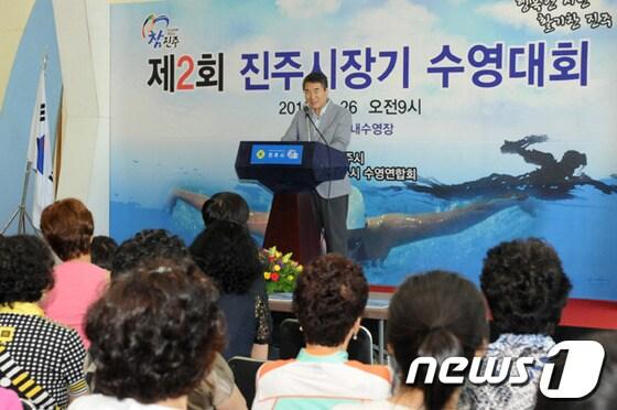 본문 이미지 - 26일 이창희 진주시장이 진주실내수영장에서 제2회 진주시장기 수영대회 개최를 선언하고 있다. (진주시 제공)© News1 