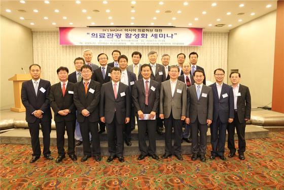 본문 이미지 - 지난 24일 대전 유성호텔에서 대전시와 시 마케팅공사, 메디컬CEO글로벌포럼 공동 주관으로 의료관광 활성화 전략 세미나가 열린 가운데 토론자를 비롯해 주요 참석자들이 기념촬영에 임하고 있다. © News1 