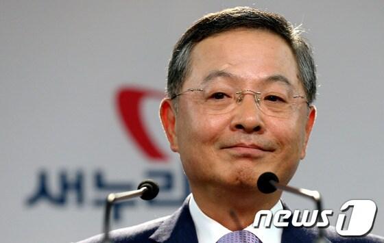 본문 이미지 - 새누리당 정치쇄신특별위원회 위원장에 임명된 대검 중수부장 출신인 안대희 전 대법관이 27일 오후 서울 여의도 당사 기자실에서 기자간담회를 갖고 있다. 안 위원장은 