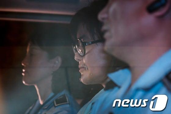 본문 이미지 - 4·11 총선 과정에서 박지원 민주통합당 원내대표를 통해 비례대표 공천을 해주겠다며 금품을 받은 혐의를 받고 있는 양경숙 라디오21 전 대표(51)가 28일 새벽 구속영장이 발부돼 서울 서초동 대검찰청을 나와 구치소로 이동하고 있다. 2012.8.28/뉴스1