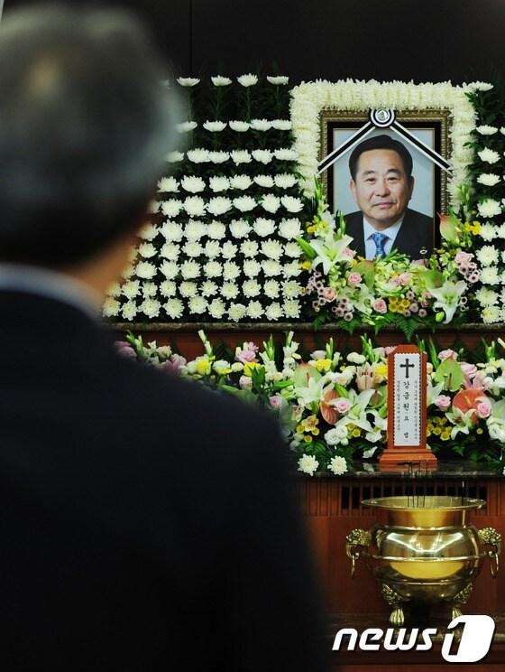 본문 이미지 - 노무현 대통령의 영원한 후원자로 알려진 故 강금원 창신섬유 회장의 빈소가 마련된 3일 오전 서울 송파구 서울아산병원 장례식장에서 한 관계자가 영정사진을 하염없이 바라보고 있다. 강 회장은 전북 부안 출신으로 지난 1998년 국회의원 보궐선거에 출마한 故 노무현 전 대통령의 후원금을 내며 후원자 겸 동지로 자리매김 했으며 이후 지병인 뇌종양으로 투병생활을 이어가다 지난 2일 운명을 달리했다. 고인의 발인은 4일 오전 7시이며 장지는 충주 시그너스 컨트리클럽이다. 2012.8.3/뉴스1 © News1 이정선 기자