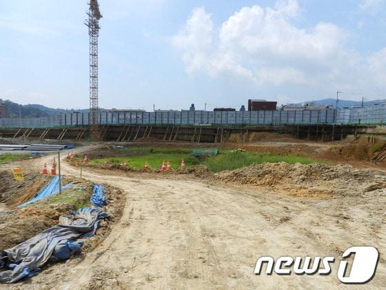 본문 이미지 - 전남 순천 매곡동 재건축 공사 현장.. 터파기 공사를 마치고 중단된 상태다.2012.08.03© News1 