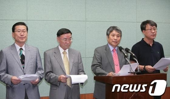 본문 이미지 - 전북지역 대학교수들이 30일 전북도의회에서 기자회견을 열고 문재인 민주통합당 대선 경선 후보 지지를 선언했다./사진제공=전북도의회 © News1  