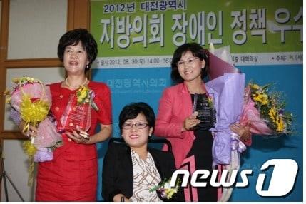 본문 이미지 - 대전시의회 김인식 부의장(오른쪽)과 이영옥 의원(왼쪽)이 장애인 정잭 의정활동 우수위원에 선정됐다.© News1 